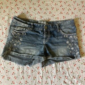 brand: Amethyst Jeans  size: 9  color: Light Wash, White Stitch, and Embroidery